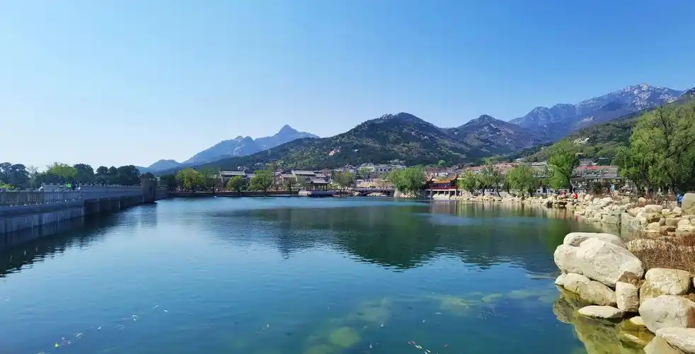 蓝天下的虎山水库