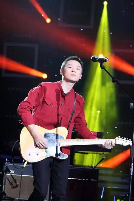 梁博携乐队亮相央视跨年节目 坚持原创音乐