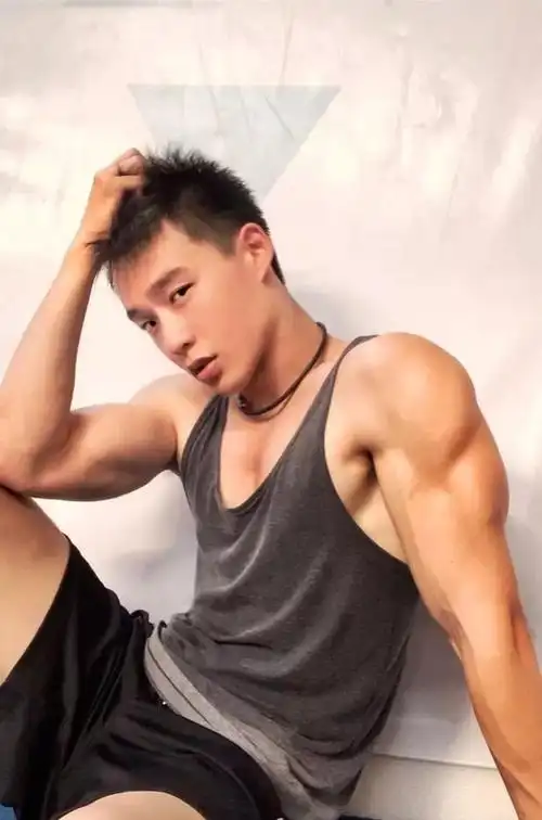 喜欢这痞帅的小哥哥网友们都不淡定了