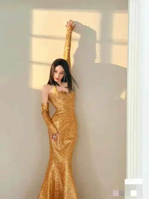 迪丽热巴惊艳亮相红毯,性感丰臀魅力绽放,金色鱼尾裙造型好美,今晚