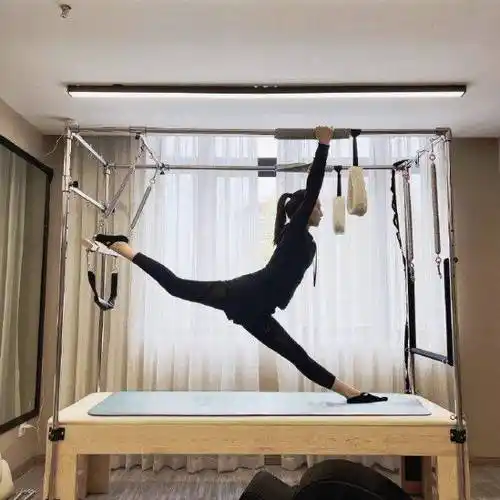 42岁董璇晒健身照,扎马尾辫轻松秀一字马,元气满满越活越年轻_自律