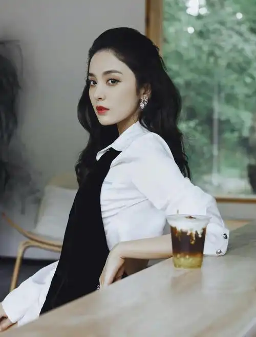 古力娜扎经典黑白搭配