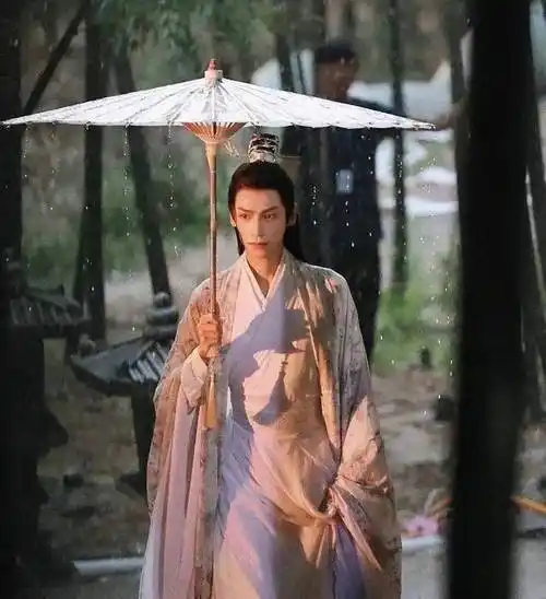 原创皓衣行路透帅翻罗云熙拿油纸伞仙气十足陈飞宇太有少年感