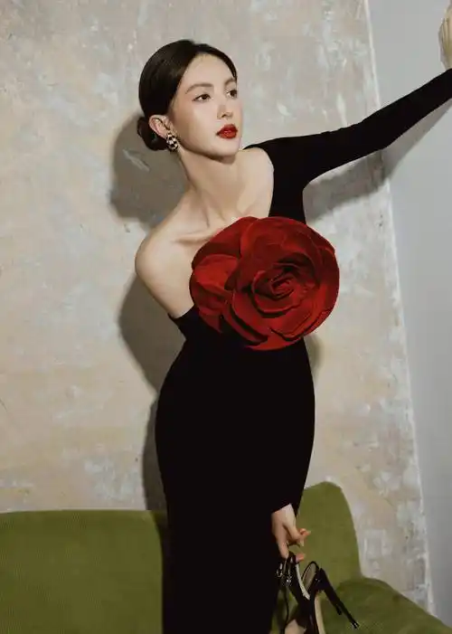 金晨的黑玫瑰长裙迷人动人_连衣裙_玫瑰花_礼服