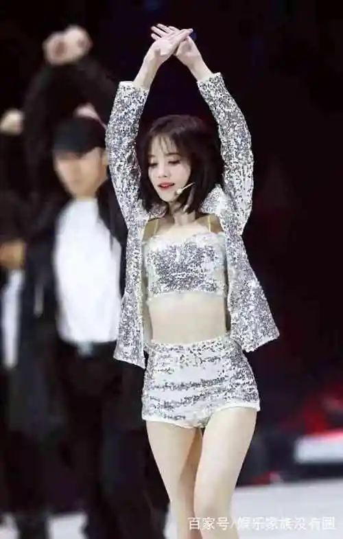 有一种腹肌叫鞠婧祎的腹肌一转身女粉丝都惊讶了怎么做到的