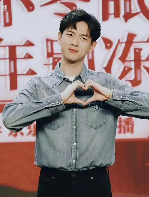 李现春晚比心被萌翻网友这是我见过的最实诚的比心姿势了