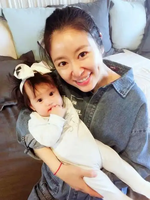 林心如晒小海豚近照,发型和下巴成亮点,翻版霍建华!