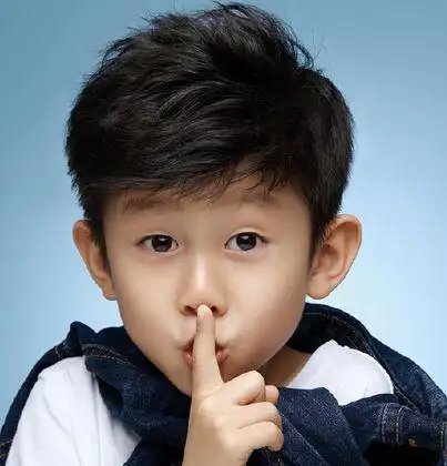 10岁一12岁男童烫这样的发型更帅气一些.