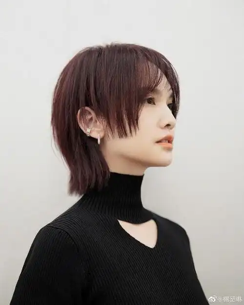 杨丞琳情人节晒帅气短发照网友这个发型太时髦了