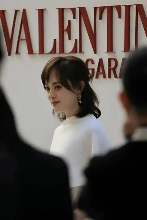 孙俪活动生图,续了长发气质大变,网友辣评:终于告别微商发型!