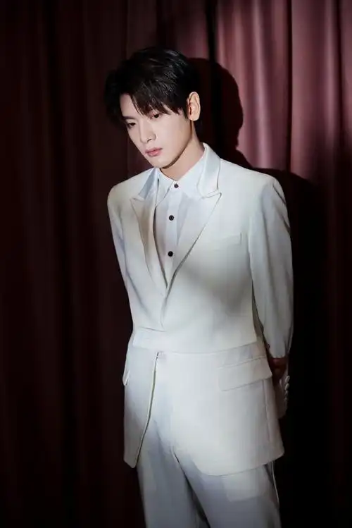 翟潇闻雅诗兰黛中国大陆地区彩妆挚友##翟潇闻白西装造型