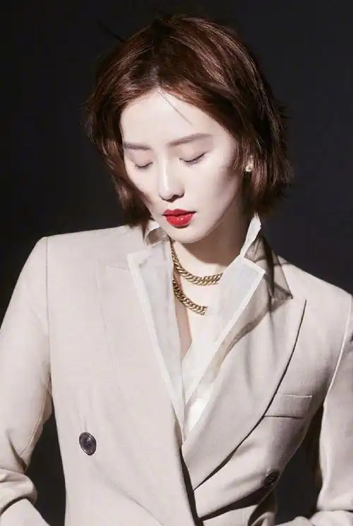 刘诗诗属于那种越看越好看的女星,穿上西装整个人更显精气神,有种简约