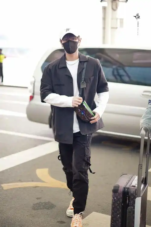 李汶翰今日机场出发饭拍更新,黑色衬衫和长袖叠穿增加层次感,橘色毛线