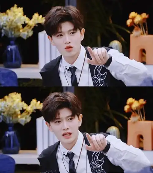 任嘉伦嘟嘟嘴92十八宫格    大年初七啦……一起来嘟嘟嘴92