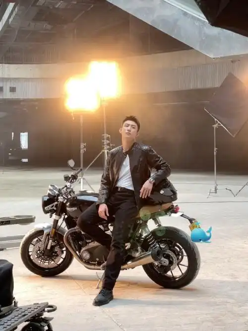 黄景瑜皮衣机车造型