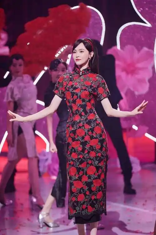 被"唐嫣"的上班图惊艳到!穿旗袍 黑长直发型,复古优雅又迷人