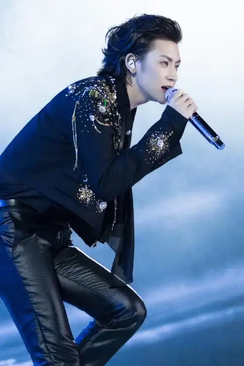 #qq音乐巅峰盛典##小鬼王琳凯qq音乐巅峰盛典#