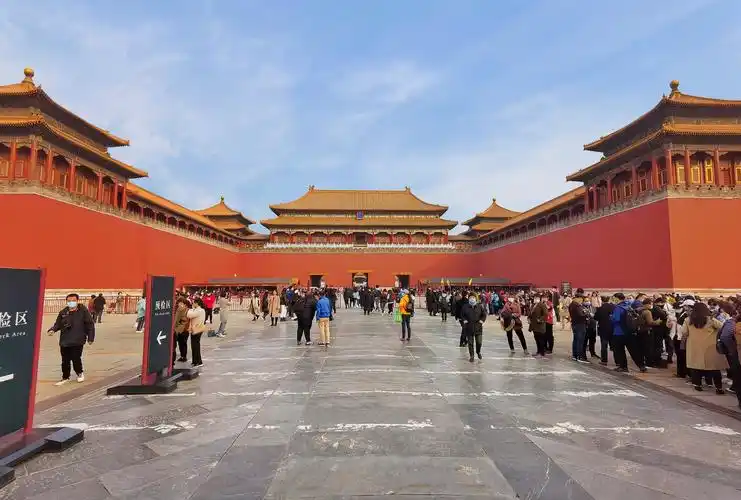 平面呈"凹"字形,其形制与南京故宫午门一致,位于紫禁城南北轴线,通高