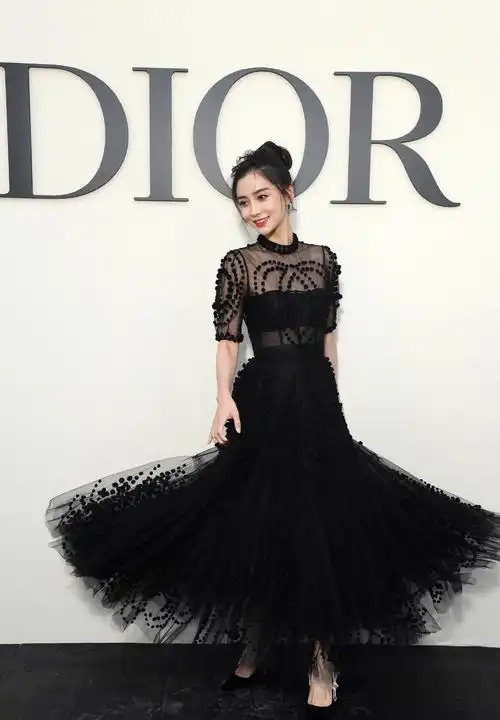 angelababy穿深v礼服性感撩人,这个颜值也真是太逆天了!