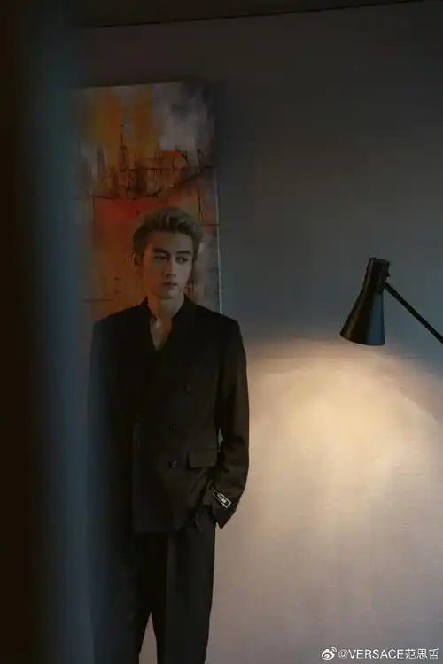 v星闻#演员@陈晓身着#versace23秋冬系列#黑色西服套装出席"2023爱