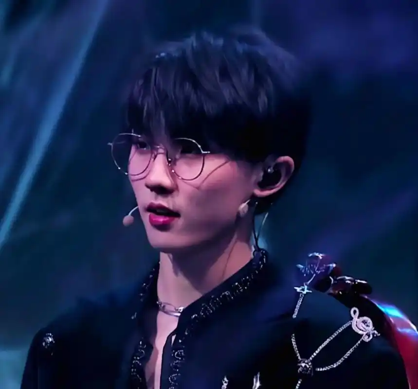 时代少年团_马嘉祺 关于小马哥戴眼镜有多帅! - 抖音