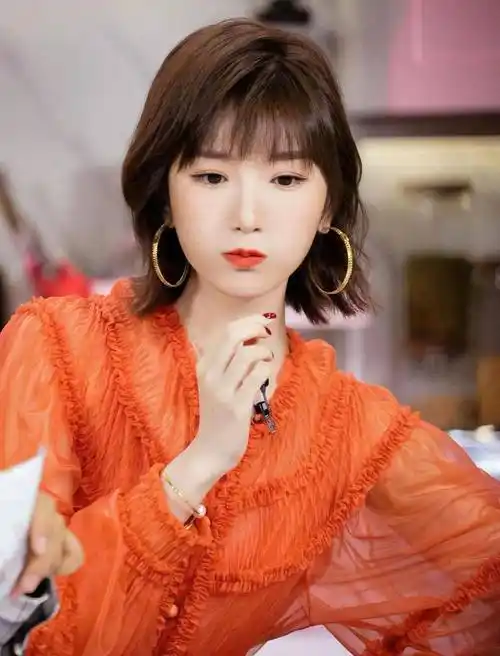 33岁毛晓彤,甜美可人身材有型,这个女神越来越有魅力了_时尚_观众