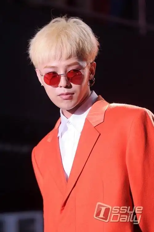 权志龙最近穿白色衬衫红色西服米黄色头发戴个红色圆形眼镜的造型是