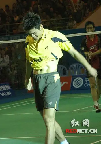 林丹走出赛场时笑得很灿烂