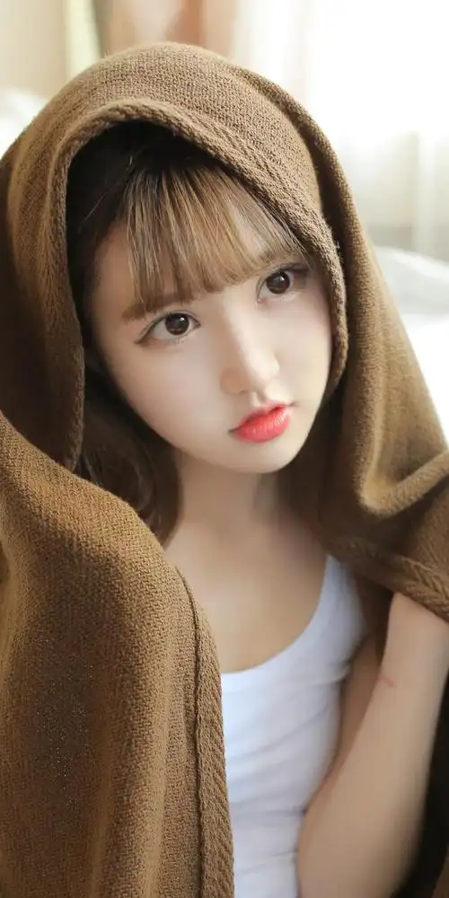 头上裹着浴巾的清纯萝莉女生手机背景图片