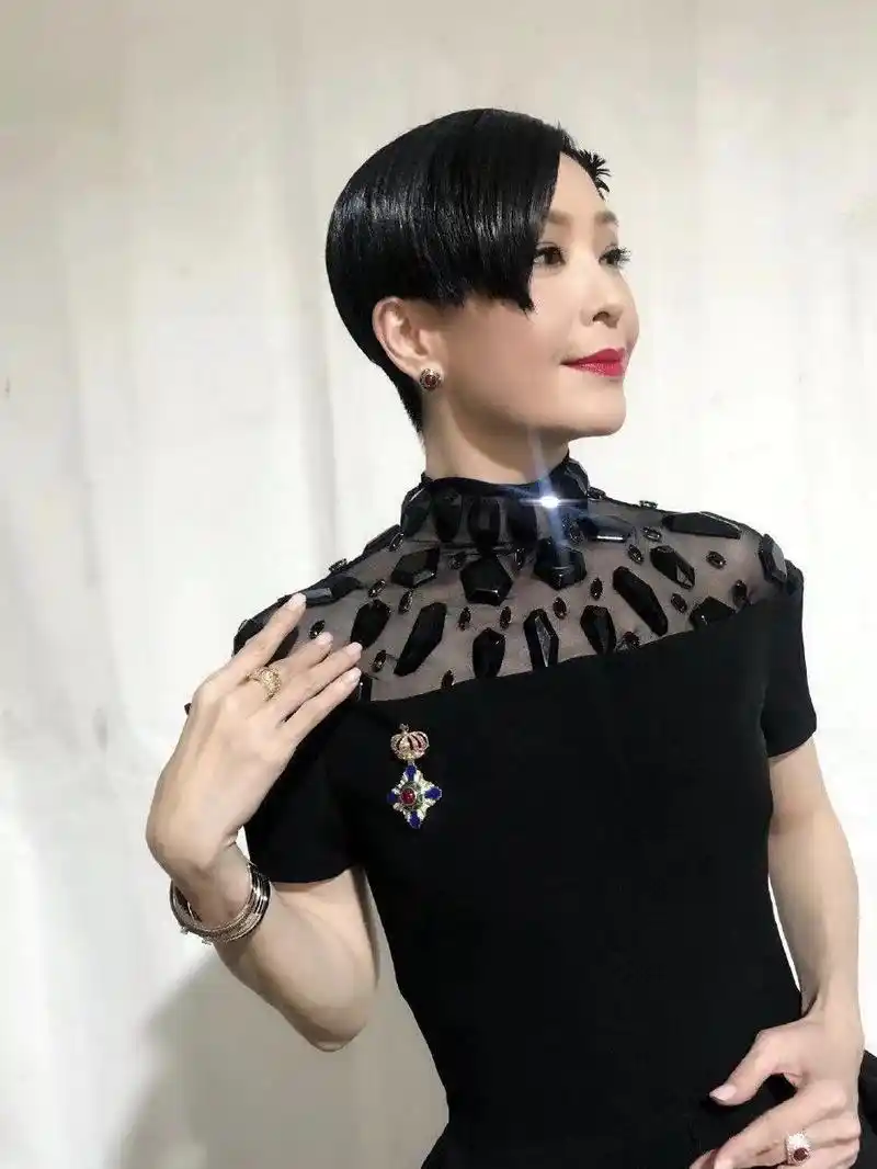 原创伍咏薇魅力不减当年!三七分短发配黑色连衣裙端庄大气,性感优雅