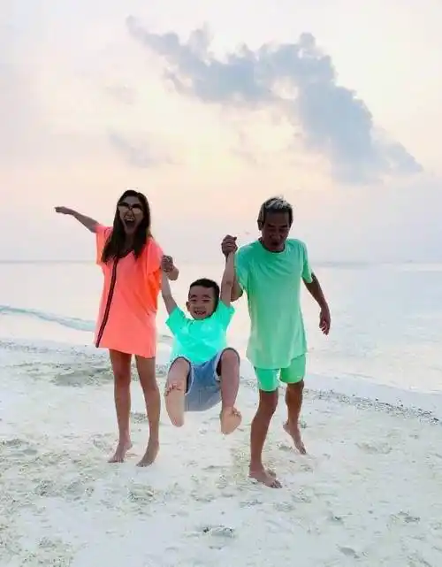 陈小春带老婆儿子沙滩晒太阳,荧光色亲子装,三人黑到看不见脸_应采儿