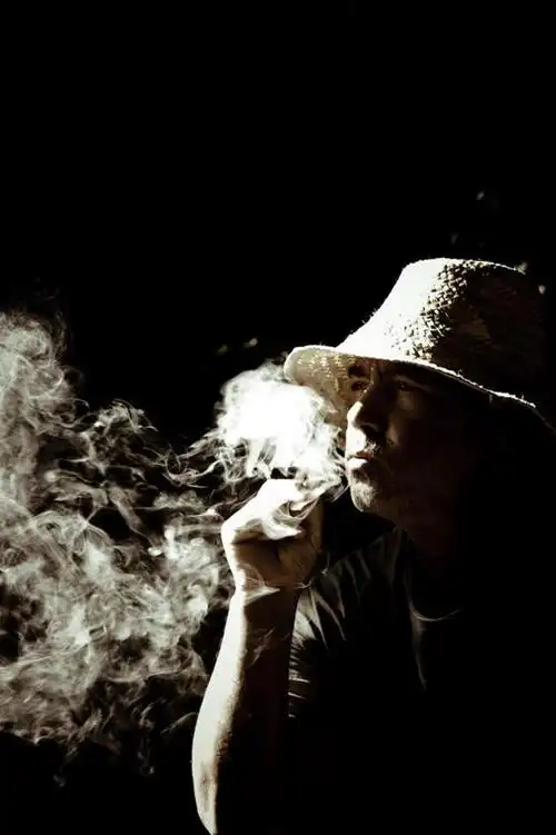 西方人,一个人,吸烟,竖图,室内,白天,侧面,香烟,帽子,欧洲,欧洲人,仅