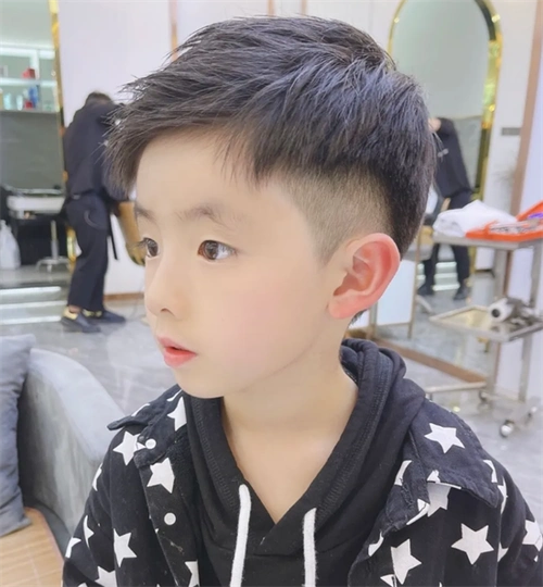 偏分心形刘海发型,烫发的丝条纹理,帅气个性,颇有小大人范儿.