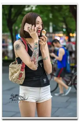 街拍:时尚个性的短发纹身姑娘