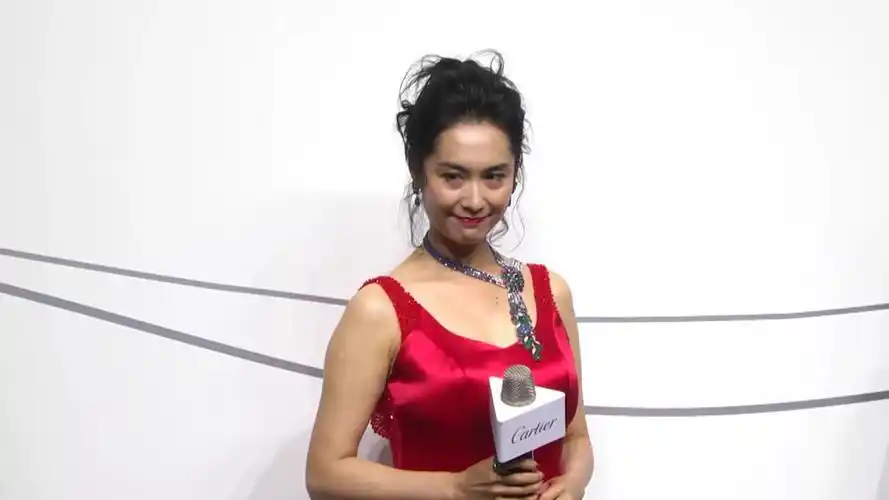 朱茵穿红裙秀美背 女神范儿依旧