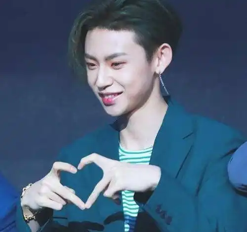 npc双手比心范丞丞专注小鬼柔情王子异可爱陈立农很另类