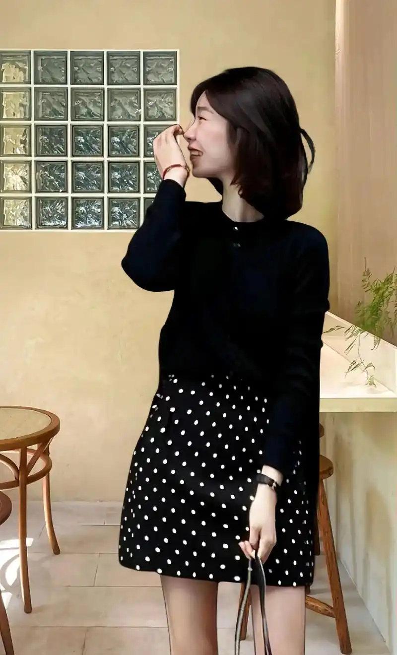 黑色针织开衫搭配波点半裙有点复古的温柔感～上身是一件圆领小 - 抖