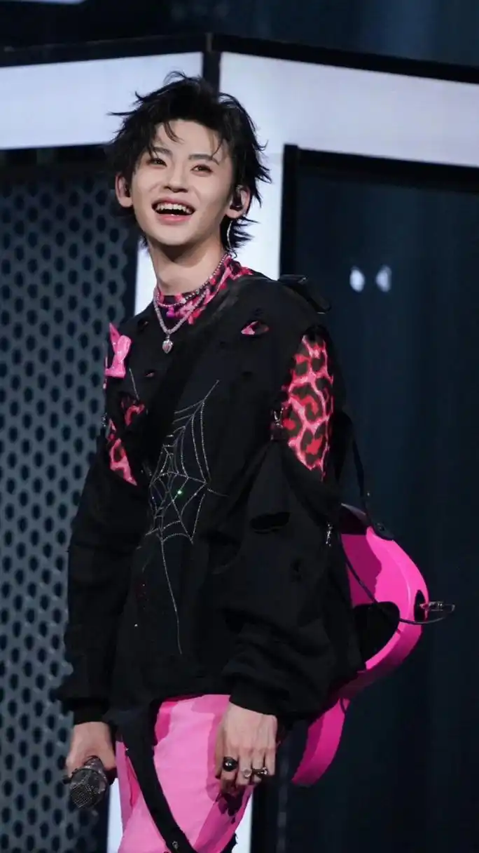 小鬼 美式男高造型 王琳凯真的很男高 很嫩 很有少年感