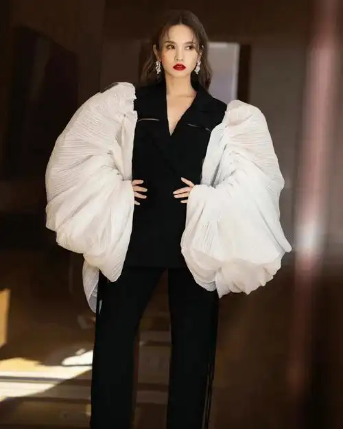 蒋依依大学生电影节红毯造型,蒋依依走红毯_找惠网