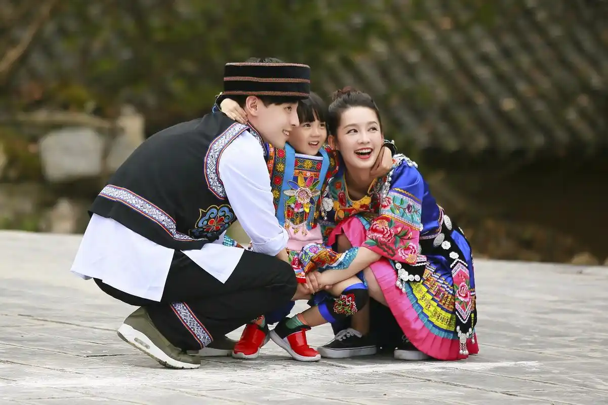 邓伦和李沁7张亲密的合照,图3好温馨,图5邓伦向李沁索要抱抱