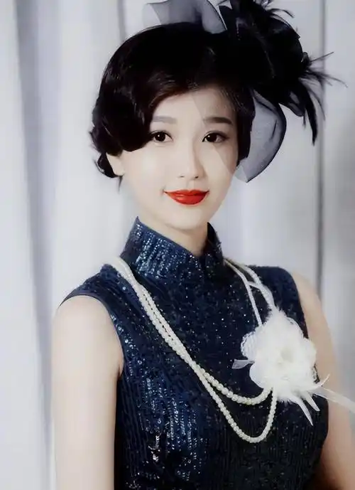 虞书欣穿红旗袍迎新年,扎哪吒头宛如年画娃娃