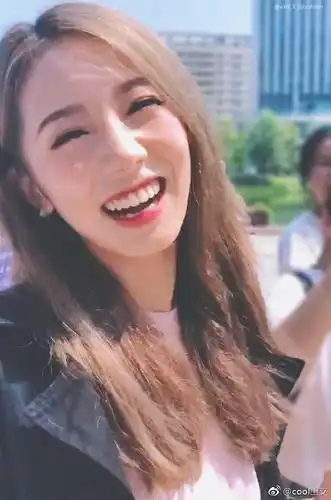 她为何能笑得如此放肆?