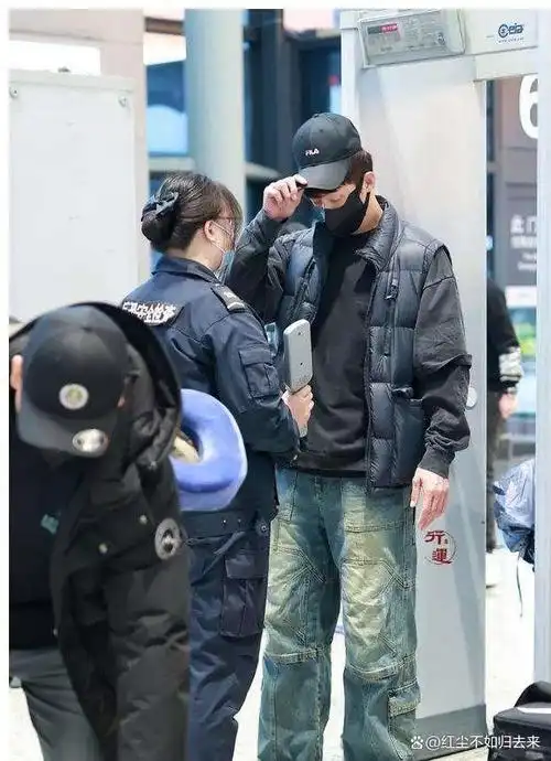 黄晓明黄景瑜被偶遇:3人吃炖鱼,贾乃亮买10斤瓜子准备坐绿皮车