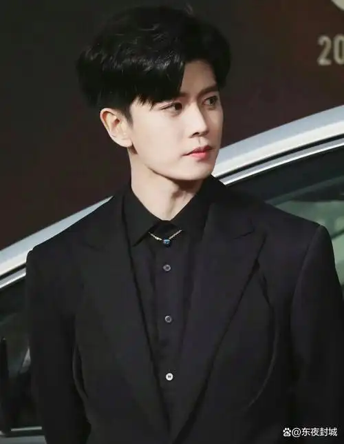 任嘉伦新剧再次被推上热搜,他一人分饰四角,女主颜值是亮点