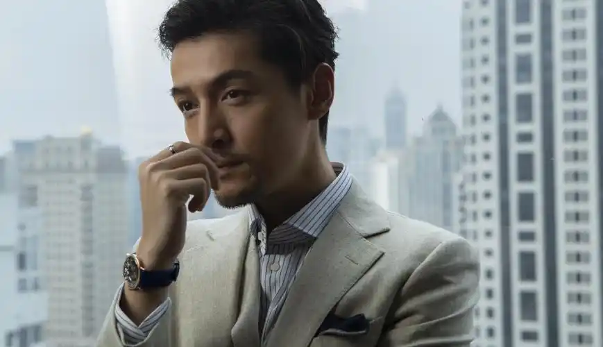 6月刊发布了胡歌拍摄时候的照片,在当天放出来的照片中,胡歌一改以往