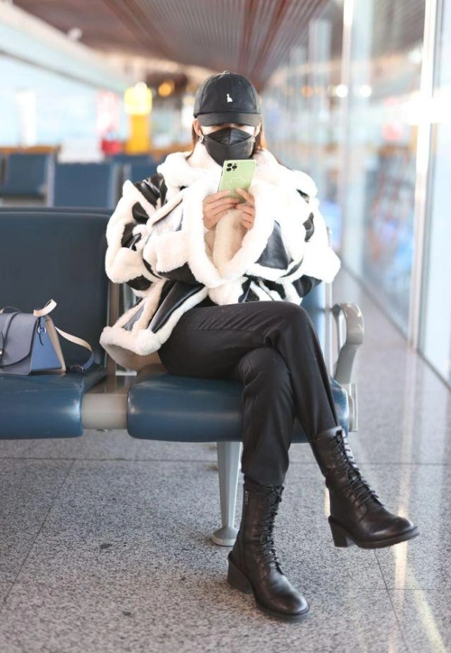 李沁穿拼接皮草搭马丁靴,又酷又有型,像个帅气的机车女郎!_腾讯新闻