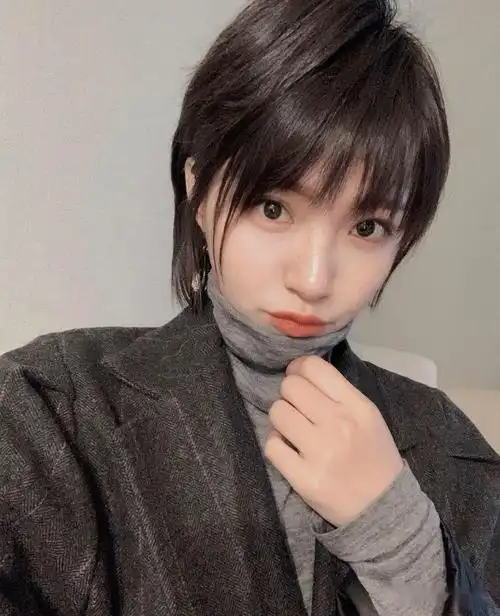 "30 款露耳超短发"_发型