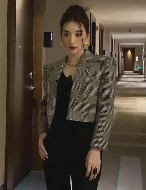 方媛晒照气场全开单独出镜参加活动霸气十足