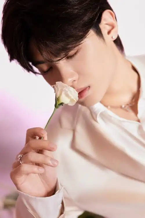 黄明昊美诺品牌全球代言人