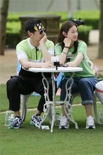 朱亚文沈佳妮叫彼此"爱主公""大腻乎",天啊相爱十年还这么甜!